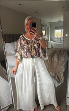 Load image into Gallery viewer, The pleated trousers
