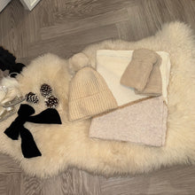 Load image into Gallery viewer, The ultimate Hat scarf &amp; gloves set
