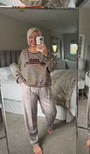 Load image into Gallery viewer, The tie waist tapered pin tuck joggers
