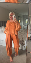 Load image into Gallery viewer, The washed look jersey tracksuit in rust
