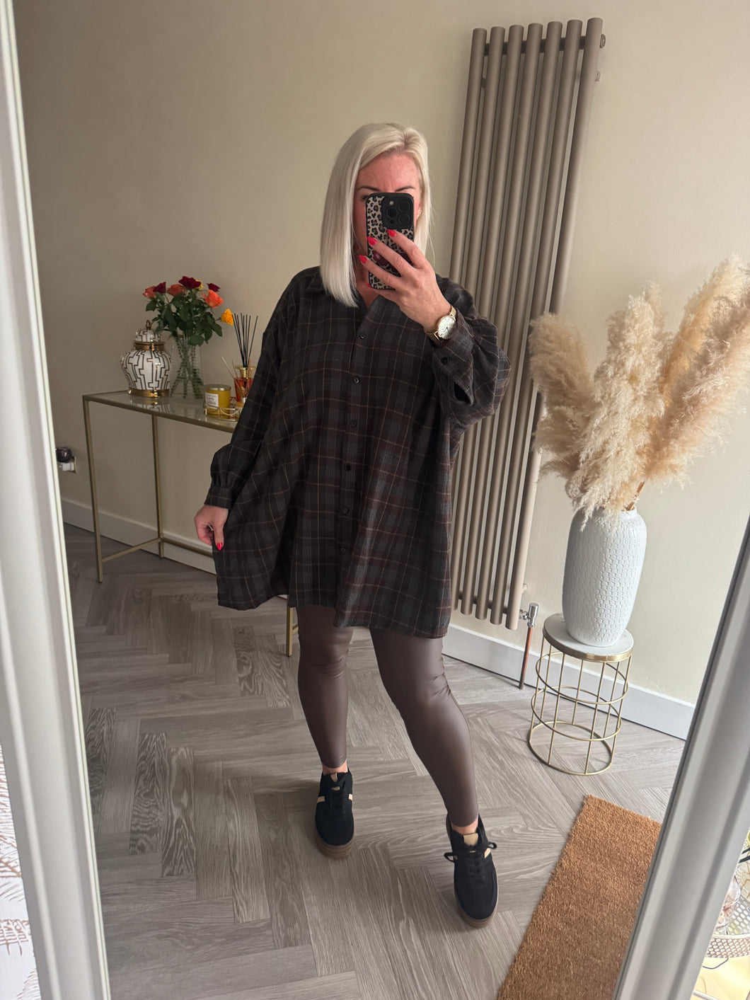 The pu leather look leggings in chocolate