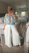 Load image into Gallery viewer, The pleated trousers
