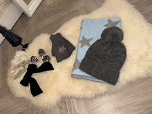 Load image into Gallery viewer, The ultimate Hat scarf &amp; gloves set

