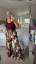Load image into Gallery viewer, The fine knit scalloped vest top
