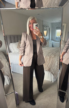 Load image into Gallery viewer, The Rouched sleeve checked blazer

