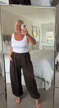 Load image into Gallery viewer, The supersoft button detail elasticated jogger with pockets
