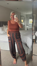 Load image into Gallery viewer, The fine knit scalloped vest top
