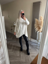 Load image into Gallery viewer, The diamanté star v hem knit
