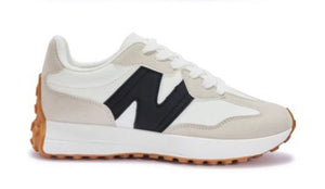 The “Nova” trainers in black/white