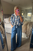 Load image into Gallery viewer, The zeta Otto embroidered knot bottom shirt
