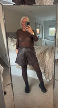 Load image into Gallery viewer, The Pu zip fasten shorts with pockets
