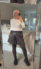 Load image into Gallery viewer, The Pu zip fasten shorts with pockets
