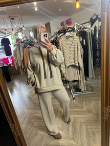 The tie waist pin tuck jogger