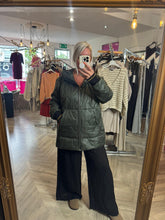 Load image into Gallery viewer, The black label quilted coat in khaki
