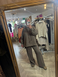 The tie waist pin tuck jogger